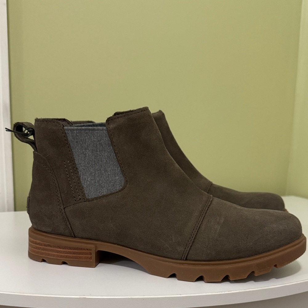 Sorel Emelie III Waterproof Chelsea Boot size 8.5 women
H8N7